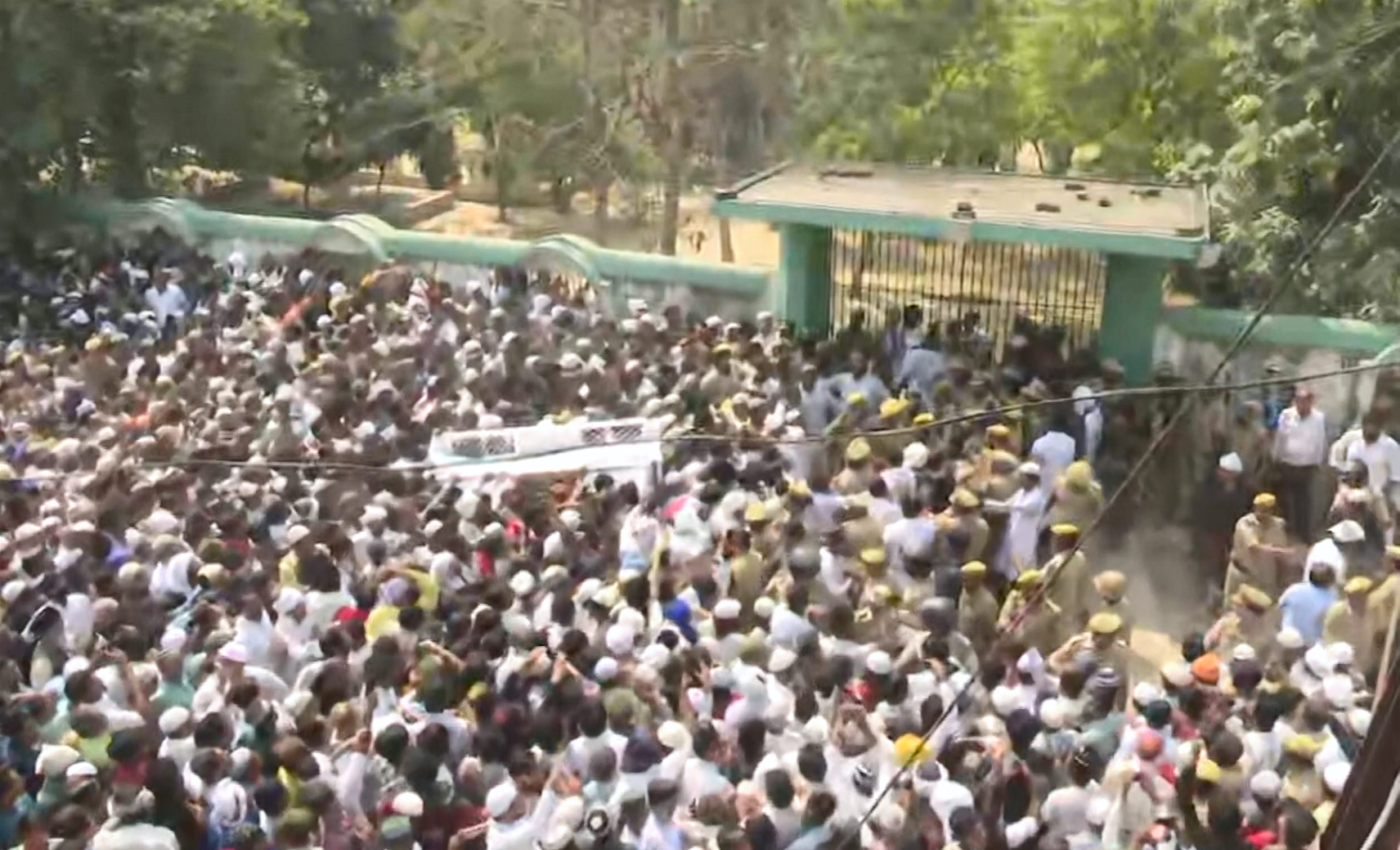 https://salarnews.in/public/uploads/images/newsimages/maannewsimage30032024_145738_Gangster-turned-politician Mukhtar Ansari, who died of cardiac arrest, was laid to rest at the Kali Bagh burial ground in Ghazipur on Saturday.jpg